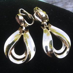 Vintage Crown Trifari gold tone clip dangle earrings